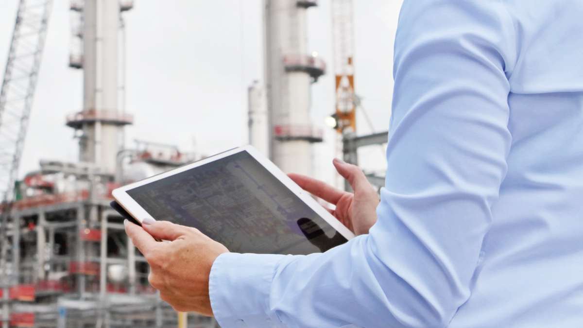 S&B worker at a construction site using data visualization on a tablet