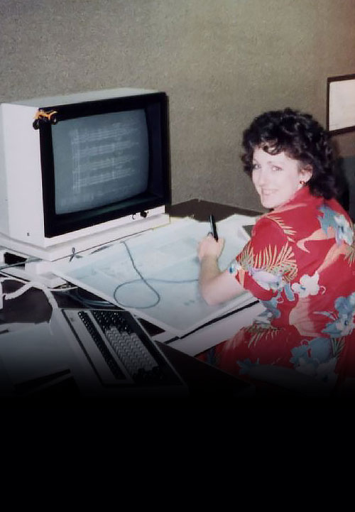 A female S&B employee working with iPIMS on an old computer